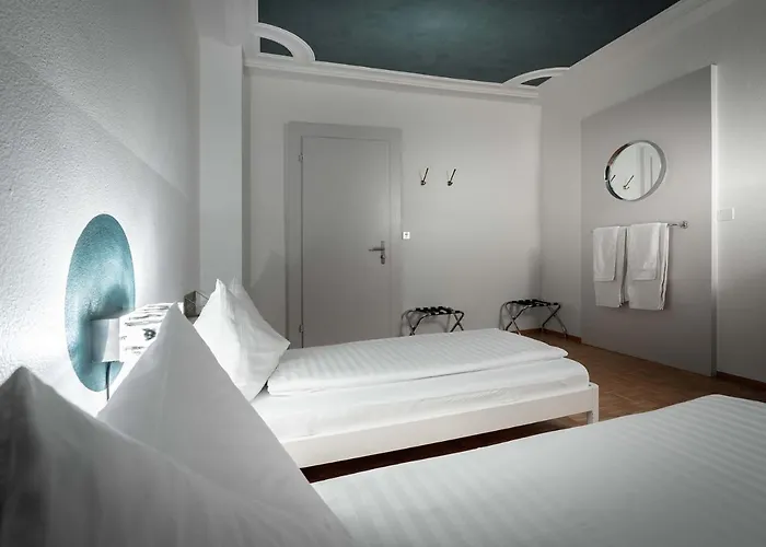 Zum Guten Glueck בית הארחה *