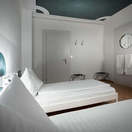 Zum Guten Glueck בית הארחה *