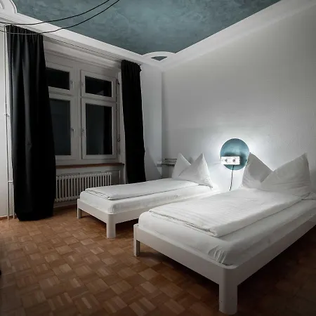 Zum Guten Glueck בית הארחה